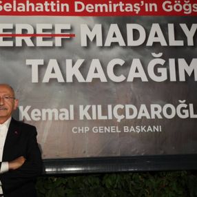 Kılıçdaroğlu Elazığ’da eleştirildiği afişle poz verdi