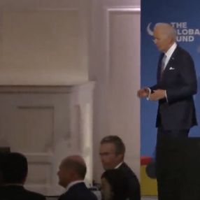 Biden'dan kürsüde garip hareketler