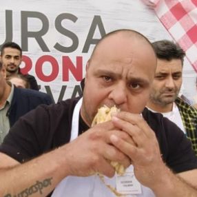 Bursa'da börek yeme yarışması: 16 metre yedi, 5 bin lira ödül kazandı