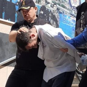 Bakırköy'de bir kişi, eski komşusunu satırla öldürdü