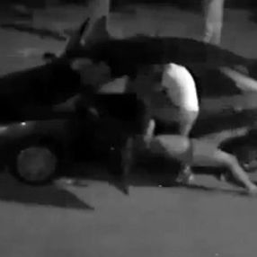 Antalya’da aracını park etmeye çalışan adama komşu dayağı