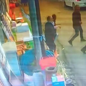 Ardahan'da esnafın deprem sırasında kaçma anı
