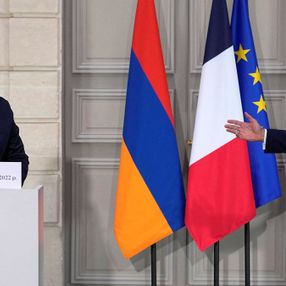 Fransa Cumhurbaşkanı Macron, Ermenistan Başbakanı Paşinyan'la buluştu