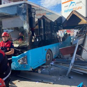 Sivas'ta halk otobüsü, 4 araç ile büfeye çarptı: 7 yaralı