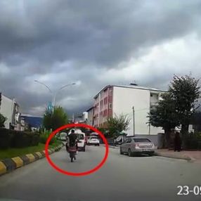 Sakarya'da motosiklet sürücüsünün tek teker üzerinde tehlikeli yolculuğu