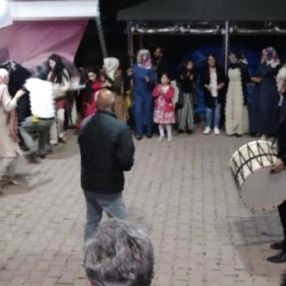 Tunceli'de halay çekenleri uyarmak isteyen kişinin üzerine tente düştü