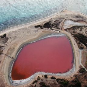 Çanakkale'deki Tuz Gölü, rengine kavuştu