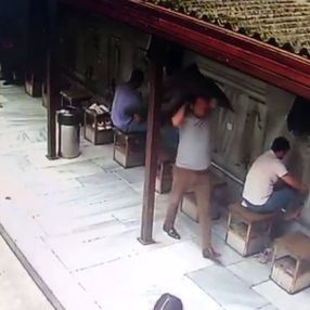 Fatih'te abdest alacakmış gibi yaparak, askıdaki ceketten 10 bin dolar çaldı