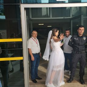 Karabük’te gelinlikle nikah masasından önce sınav sırasına oturdu