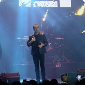Haluk Levent öldürülen müzisyen Onur Şener'in kızı için sahne aldı