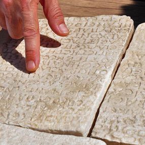 Aigai Antik Kenti'nde bulunan 1800 yıllık yazıtın sırrı ortaya çıktı