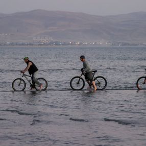 Van Gölü'nde oluşan adacıklarda bisiklet sürdüler