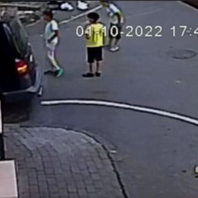 Gaziosmanpaşa sokakta oynayan çocuklar, kazadan saniyeler ile kurtuldu