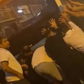 Kahramanmaraş'ta halk otobüsünün altında kalan şahsı, aracı kaldırarak kurtardılar