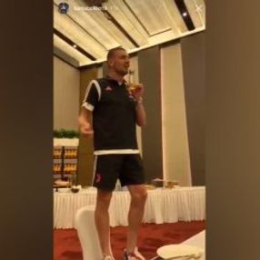 Merih Demiral takım arkadaşlarına şarkı söyledi