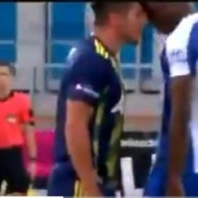 Emre Belözoğlu maç sonu sinirlerine hakim olamadı