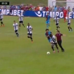 Parmalı futbolcuyu durdurmaya çalışan Trabzon taraftarı