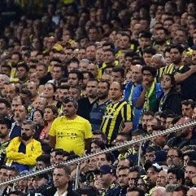 Fenerbahçeli futbolcular, tribünlerin çağrısına gitmedi