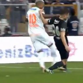 Dorukhan gözyaşları içinde sahayı terk etti