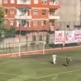 Boş kaleye kaçan gol herkesi şaşkınlığa uğrattı