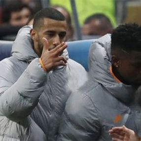 Belhanda tribünlere silah hareketi yaptı
