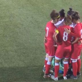 Başörtüsü açılan kadın futbolcuya yardım