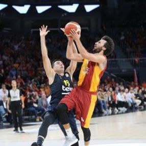 Galatasaray Fenerbahçe'ye 19 sayı fark attı