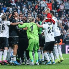 Beşiktaşlı futbolcular derbi primini kaptı