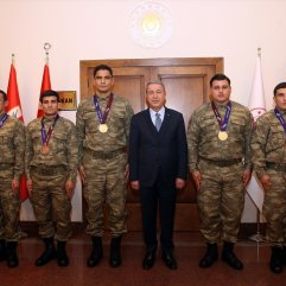 Hulusi Akar, madalya kazanan güreşçileri kabul etti