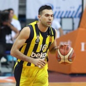 Fener’in Yunan basketçisi Atatürk pankartını tutmadı
