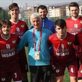 81 yaşındaki antrenör, ilk günkü heyecanıyla sahalarda