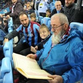 Trabzonspor taraftarı maça Kur'an-ı Kerim'le geldi