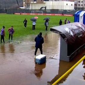 Başakşehir maçında kulübeleri su bastı
