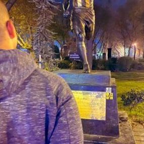 Alex de Souza, Kadıköy'deki heykeliyle poz verdi