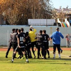 9 kırmızı kartlı maç tatil edildi