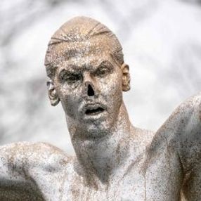 Zlatan Ibrahimovic'in heykelinin burnunu kırdılar