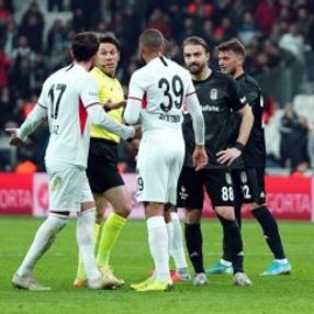 Beşiktaş taraftarından hakeme kırmızı kart tepkisi