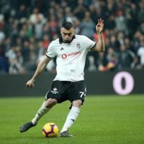 Burak Yılmaz, Beşiktaş'la imzaladı