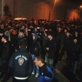 Taraftarlar Ünal Karaman'ın aracının önünü kesti