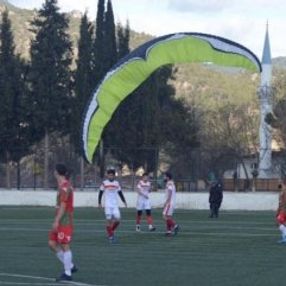 Sahaya paraşütle indi, kırmızı kart gördü