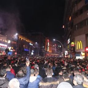 Trabzonspor taraftarları, Fenerbahçe galibiyetini kutladı