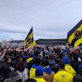 Fenerbahçeli taraftarlar TFF'yi protesto etti