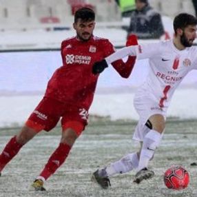 Lider Sivasspor kupada Antalyaspor'a elendi