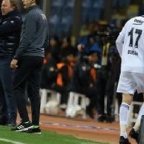 Burak soyunma odasına gitti