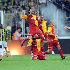 G.Saray'ın Kadıköy'de kaldırdığı kupa
