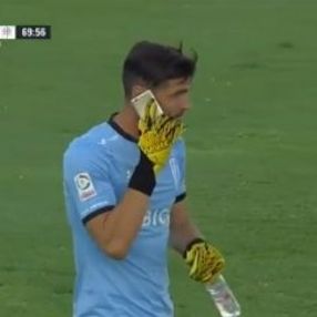Sahaya atılan telefonla konuşan futbolcu