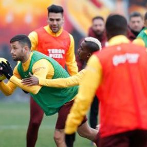 Galatasaray kafilesi Zorlu Center'da kampa girdi