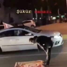 Galatasaraylı taraftarlar şükür namazı kıldı