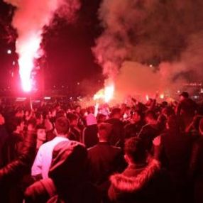 Galatasaraylılardan kutlama, Fenerbahçelilerden taşlama