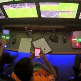 VAR hakemi maç esnasında telefonla oynarken görüntülendi